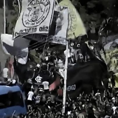 Fãs do Flamengo invadem autocarro da equipa no Rio de Janeiro
