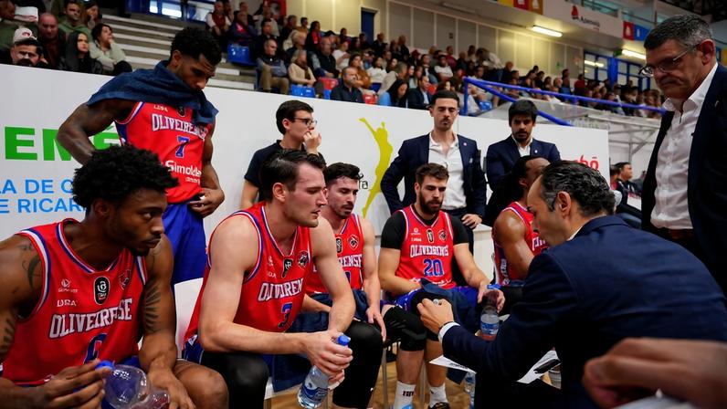 Oliveirense vence dérbi e volta às vitórias