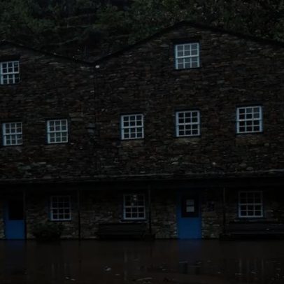 Largo principal da aldeia histórica do Piódão fica inundado