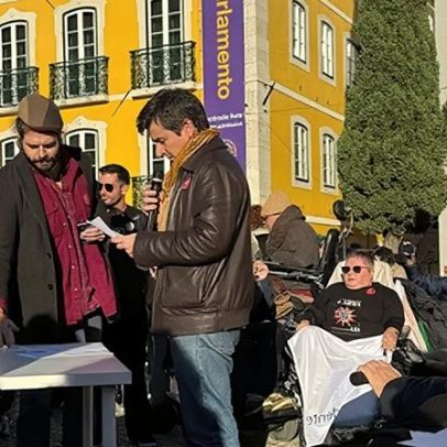 Pessoas com deficiência protestam frente ao parlamento