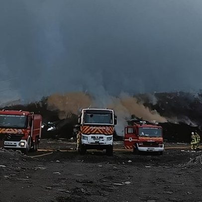 Bombeiros de Santa Cruz mantêm rescaldo na Meia Serra