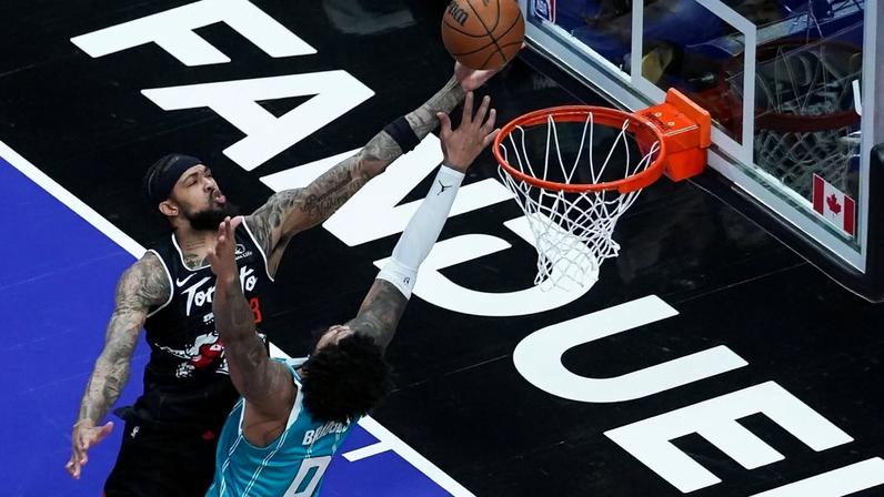 Brandon Ingram dos Toronto Raptors tenta contornar Miles Bridges dos Charlotte Hornets - Foto: IMAGO