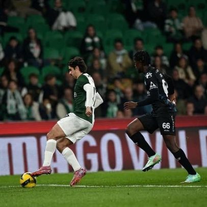 Trincão marca para o Sporting frente ao Marinhense após cruzamento de Blopa