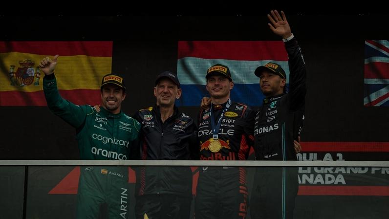 Adrian Newey, ainda ao serviço da Red Bull, no pódio com Fernando Alonso, Max Verstappen e Lewis Hamilton - Foto: IMAGO
