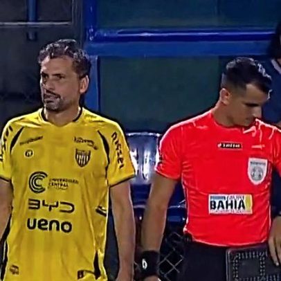 Presidente de clube paraguaio entra em campo como jogador e bate recorde