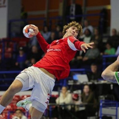 Benfica perde, mas assegura fase principal da Liga Europeia