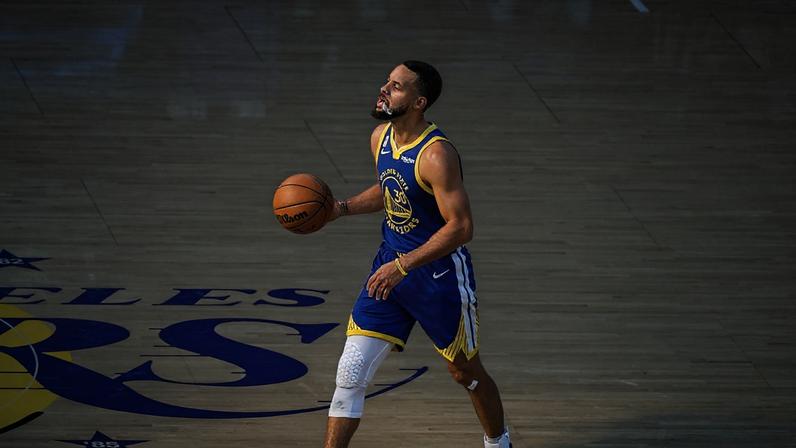 Steph Curry agita o mercado de sneakers com saída inesperada