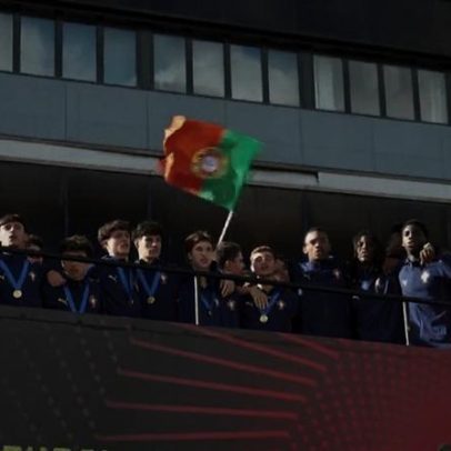 Hino nacional e receção familiar na Portela para os campeões do Mundo