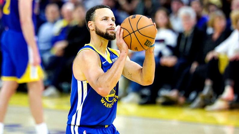 Curry lidera Warriors a vitória sobre os Spurs