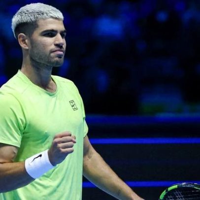 Alcaraz junta-se a Sinner nas meias-finais do ATP Finals