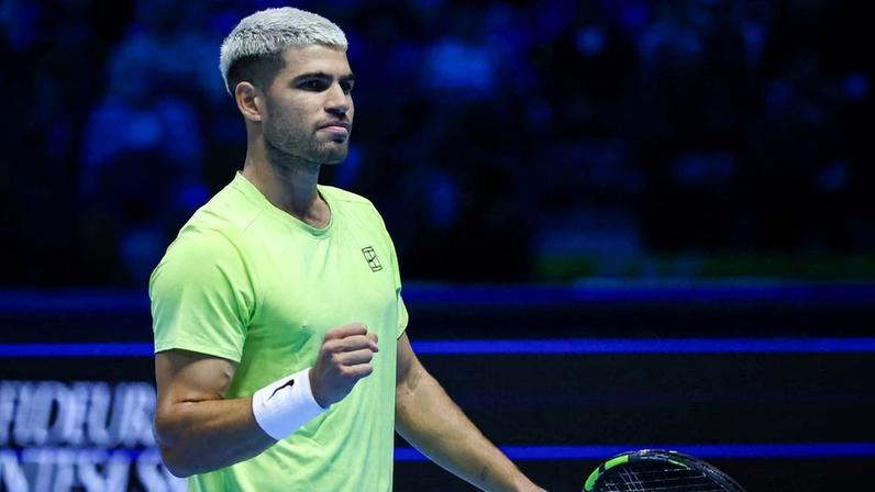 Alcaraz junta-se a Sinner nas meias-finais do ATP Finals