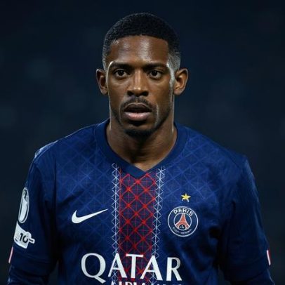 Dembélé recebe Bola de Ouro e destaca percurso difícil na carreira