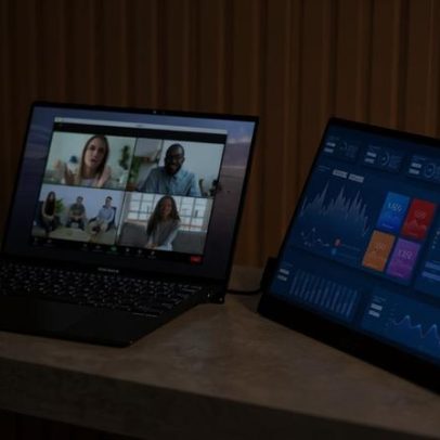 Quatro monitores para ampliar o ecrã do portátil e aumentar a produtividade