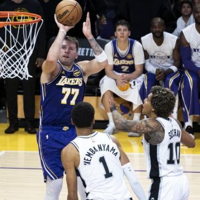 Doncic dá espetáculo e junta-se a grupo de elite