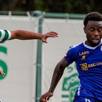 Ex-futebolista formado no Tottenham cozinha fogaças para Sua Majestade