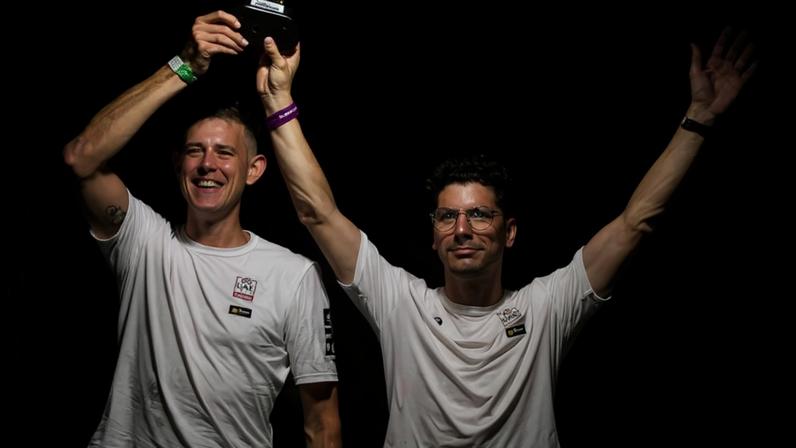 João Almeida e Nils Politt celebram no pódio a vitória em corrida de karts - Foto: UAE Team Emirates