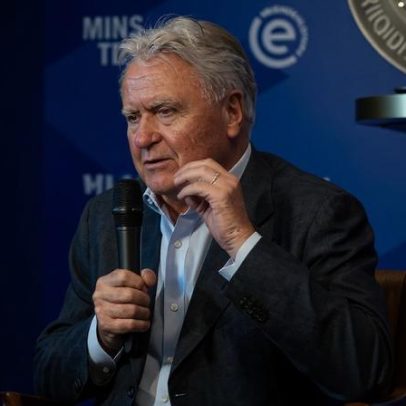 Guus Hiddink admite regresso aos 79 anos: tem o telemóvel disponível