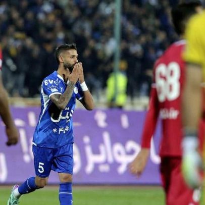 Futebolista iraniano suspenso por alegada presença com bebida alcoólica
