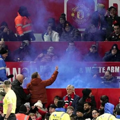 Ultras do Everton atiram tochas a adeptos do United com mobilidade reduzida