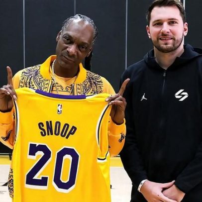 Snoop Dogg visita Lakers; jogadores autografam casaco do rapper