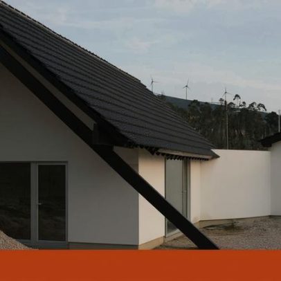 Casa simples e discreta com telhas pretas é abrigo de férias em Santarém