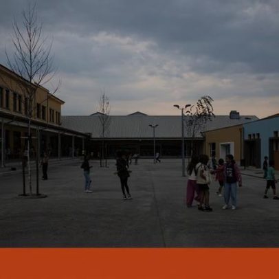 Arquitecto cria abrigo para crianças brincarem na chuva numa escola de Aveiro