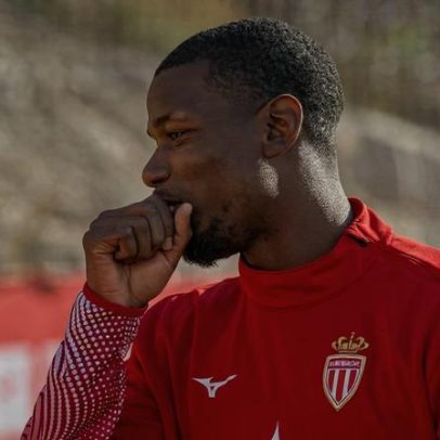 Paul Pogba sofre derrota no regresso aos relvados após dois anos