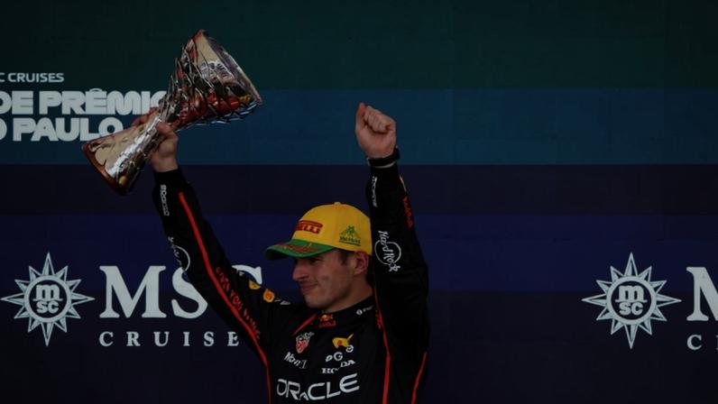 Max Verstappen no pódio do GP do Brasil - Foto: IMAGO