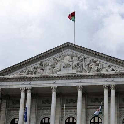 Cravos e rosas marcam sessão solene e elogios à liberdade