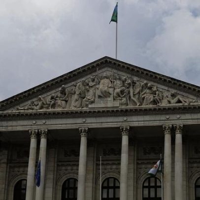 Parlamento celebra 25 de novembro com cravos brancos, em vez de vermelhos
