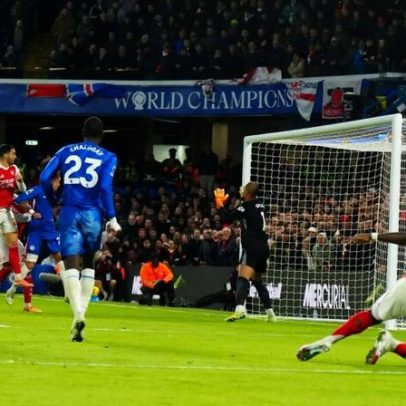 Chelsea empata com Arsenal com um a menos
