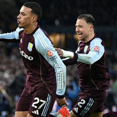 Aston Villa vence em Leeds com reviravolta e sobe ao 4.º lugar