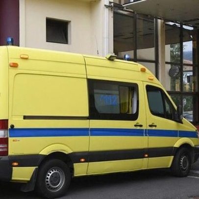 Bombeiros socorrem mulher em via pública