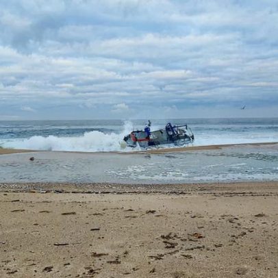 Barco de pesca naufraga perto de Sines; tripulação de sete pescadores salva