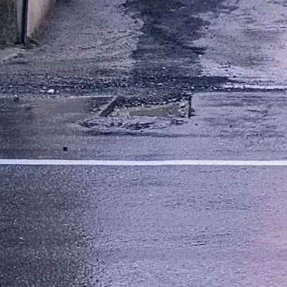 Buraco perigoso sem sinalização frente ao Intermarché de Fajões