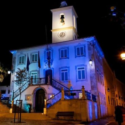 Câmara de Almada ilumina edifício histórico em azul para assinalar Novembro Azul