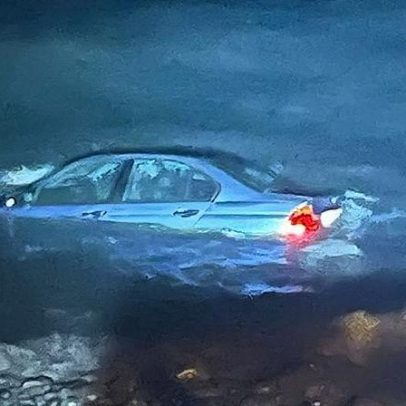 Carro fica parcialmente submerso na Praia Formosa durante a madrugada