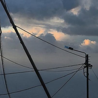 Queda de poste deixa moradores do Estreito de Câmara de Lobos sem TV e internet