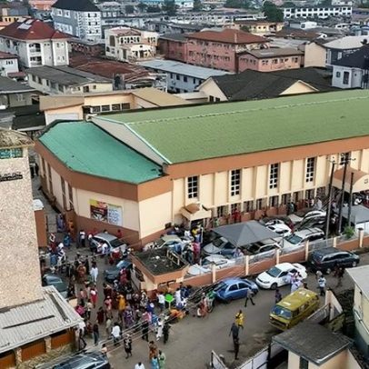 Mais de 300 crianças raptadas num ataque a escola na Nigéria