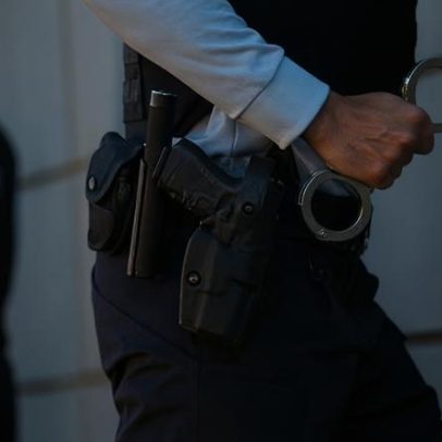 Homem detido por violência doméstica fica com pulseira eletrónica