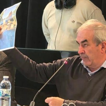 Moradores intervêm e debate sobre iluminação de Natal no início da reunião em Águeda