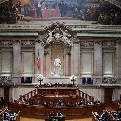 Orçamento do Estado para 2026 aprovado com PSD e CDS; PS abstém-se