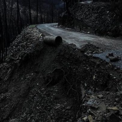 Derrocada corta estrada de acesso ao Piódão entre Foz D’Égua e Chãs D’Égua