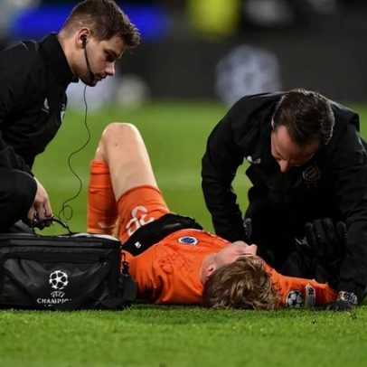 Guarda-redes do Club Brugge transportado para o hospital