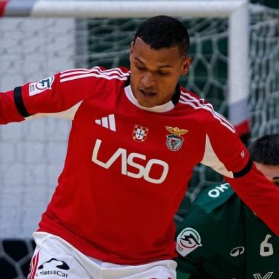 Benfica cimenta liderança em Porto Salvo e ajuda o Sporting