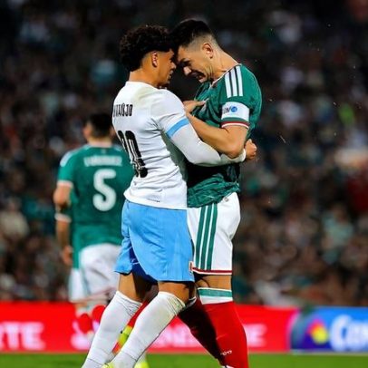 Maxi Araújo e César Montes aquecem México-Uruguai antes do jogo