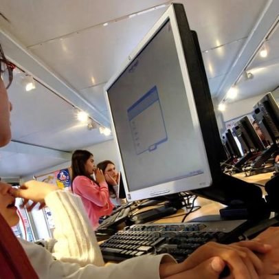 Ministro da Educação diz que a falta de recursos não explica a ausência de computadores