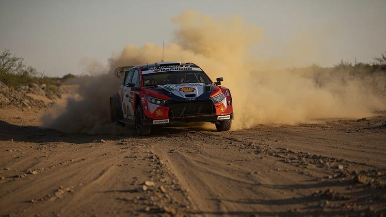 Ott Tanak (Hyundai i20) arrancou melhor no Rali da Arábia Saudita