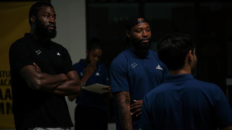 Neemias Queta e o treinador adjunto Taaj Ridley - Foto: André Carvalho