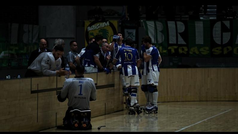 Paulo Freitas dá indicações à equipa do FC Porto no clássico de hóquei com o Sporting - Foto: FP Patinagem